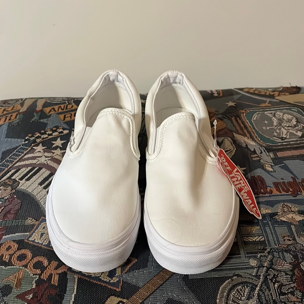 Women’s vans size 8.5 color is white brand new hasn’t been worn.